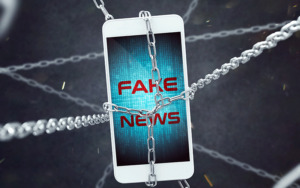 Handy in Ketten. Die Gefahr von Fake News durch eine KI von Lenner Online Marketing
