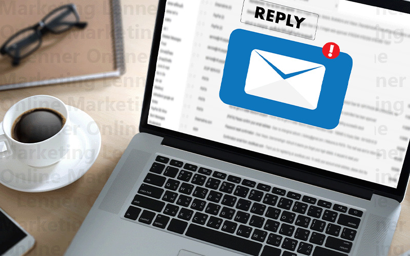 Laptop mit einer E-Mail - die E-Mail bleibt unverzichtbar