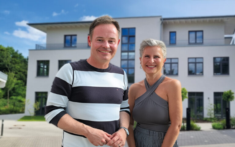 Besuch bei Lenner Online Marketing in Recklinghausen: Zwei Personen stehen vor dem Agenturlogo.